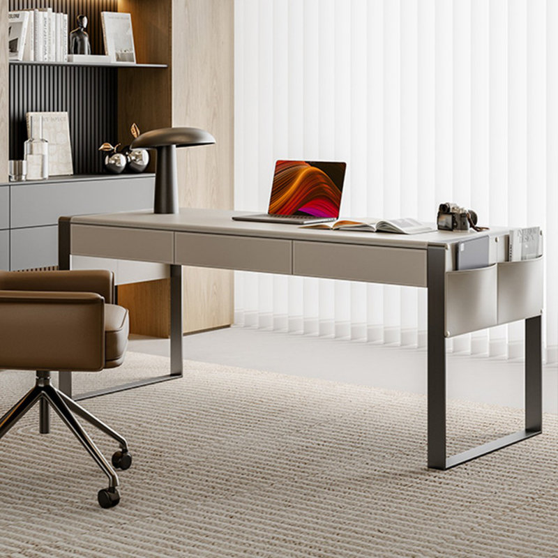 Bureau rectangulaire en bois manufacturé + acier + cuir avec 3 tiroirs, Beige, H 29,53 po x l 55,12 po x P 23,62 po