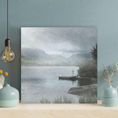 Quai en bois brun sur un lac près des montagnes vertes pendant la journée - Reproduction d'art graphique carré sur toile tendue