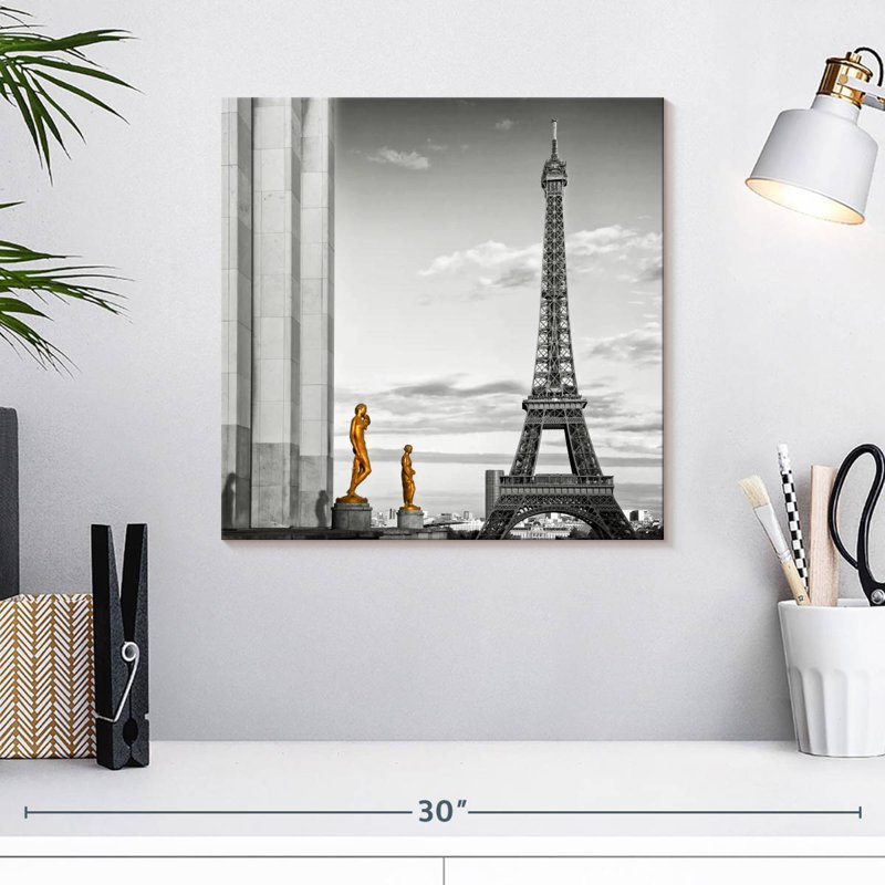 Vue de la tour Eiffel Lilie, H 16 po x l 16 po