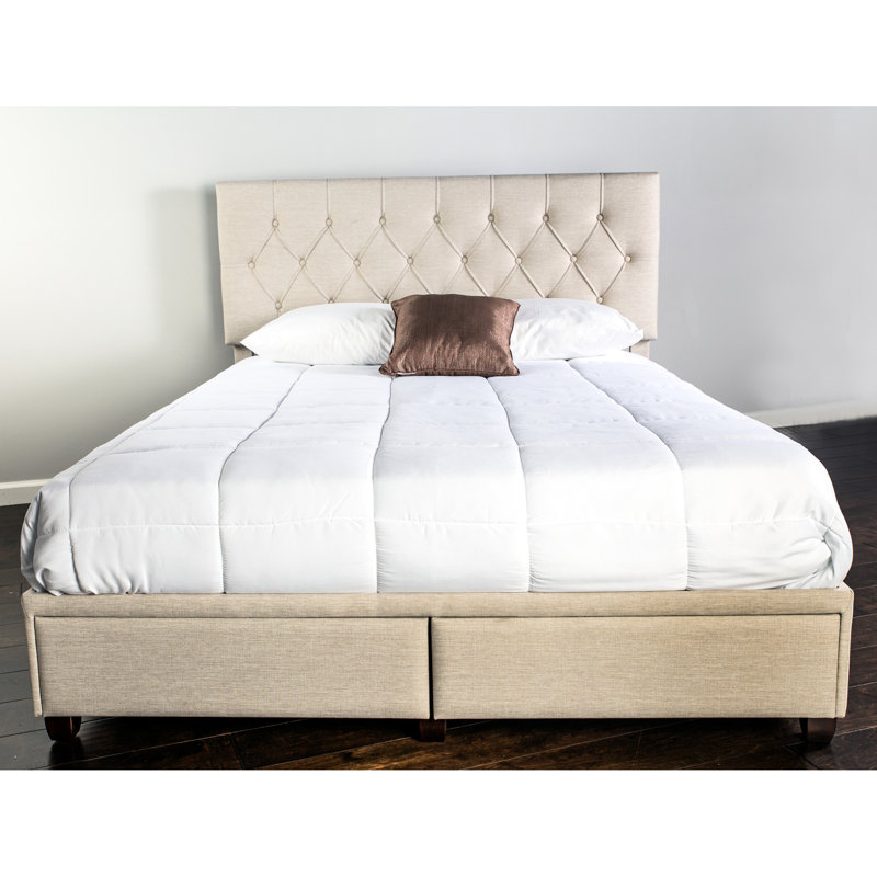 Grand lit tapissier beige avec rangement spacieux et 2 tiroirs décoratifs