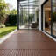 Dalles de terrasse marron emboîtables (22 pièces) pour une installation facile, idéales pour les espaces intérieurs et extérieurs, y compris les balcons, les jardins et les abords de la piscine.