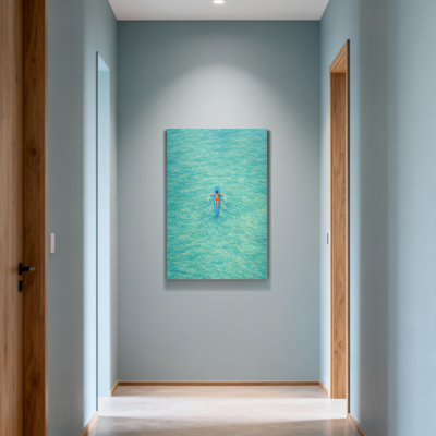 Femme de paysages et de paysages urbains sur une planche de surf dans l'eau claire