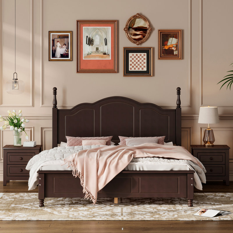 Lit plateforme Queen en noyer foncé, 3 chambres, avec deux tables de chevet. Tête de lit rétro classique. Construction robuste en pin et contreplaqué. Montage facile. Rangement pratique dans les tables de chevet. Supporte jusqu'à 227 kg. Un style captivant.
