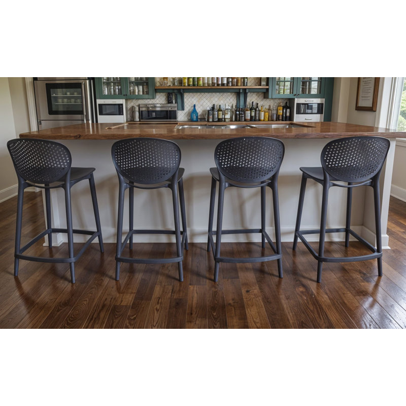 Ensemble de quatre chaises de bar à hauteur de dossier bas en plastique robuste gris foncé de 30 po