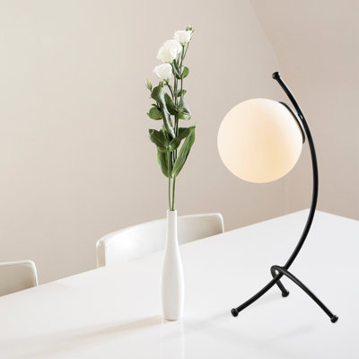 Lampe de table de style scandinave, corps en métal noir, 16,9 x 7,1 pouces | Capuchon en verre avec diamètre de 5,9 pouces, hauteur: 16,9 pouces | Douille E27, 40 W maximum, câble de 6,6 pi, indice de protection IP20 | Design moderne et minimaliste pour la maison et le bureau
