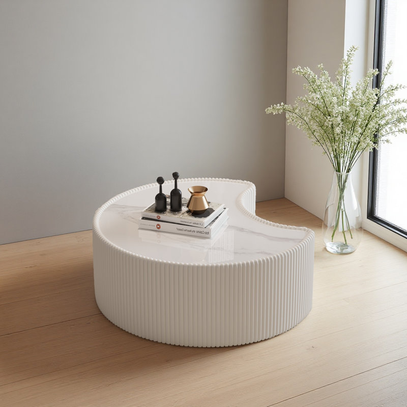 Table basse moderne en cuir fritté clair avec dessus en pierre et forme irrégulière pour le salon, Blanc, crème