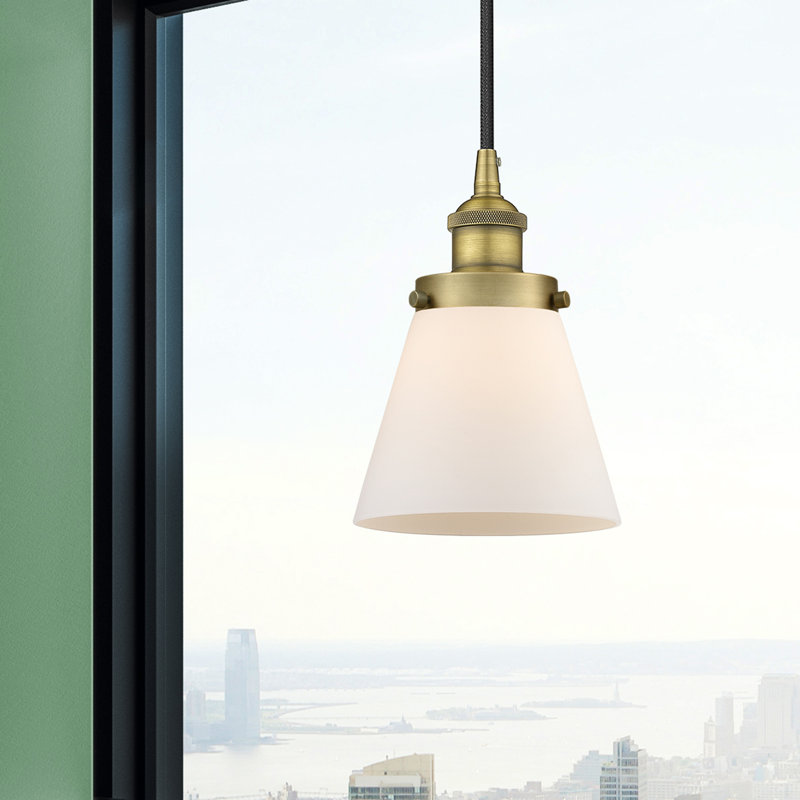 Mini-luminaire suspendu 1 lumière Cone, Blanc, H 9,5 po x l 6,25 po x P 6,25 po, Laiton brossé