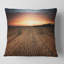 Carré, paysage avec un champ plein de balles de foin au coucher du soleil - Coussin Farmhouse-60159202