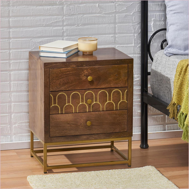 Table de chevet 3 tiroirs Mid-Century en bois de manguier avec détails dorés