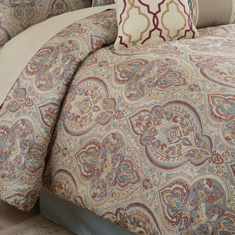 Lewiston 4 Piece Comforter Set, Queen Comforter + 2 Standard Shams