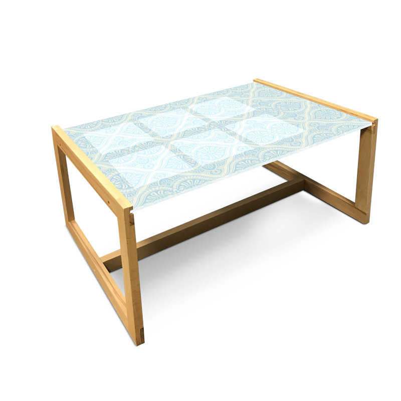 Table basse East Urban Home en damas, motif floral aux tons pastel monochromes, feuilles centrales, plateau en verre acrylique avec cadre en bois pour les dortoirs de bureaux, coquille d'œuf, bleu pâle