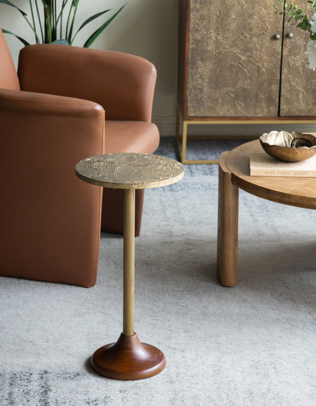 Table d'appoint mince en laiton 11,8 x 11,8 x 24 po avec plateau texturé doré et base en bois