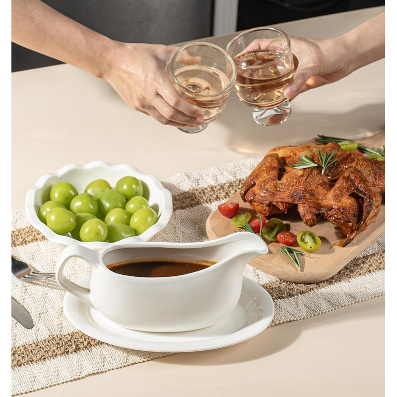 Soucoupe en céramique avec saucière pour un repas élégant
