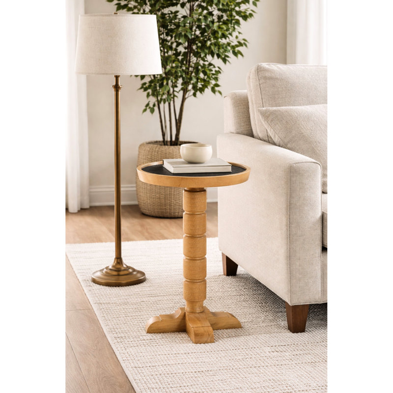 Table d'appoint compacte de couleur noix de cajou, plateau rond pour un encombrement minimal, pied central tourné, bois massif beige, profondeur 35,5 cm, largeur 56 cm, hauteur 56 cm, poids 5,5 kg, couleur, surface