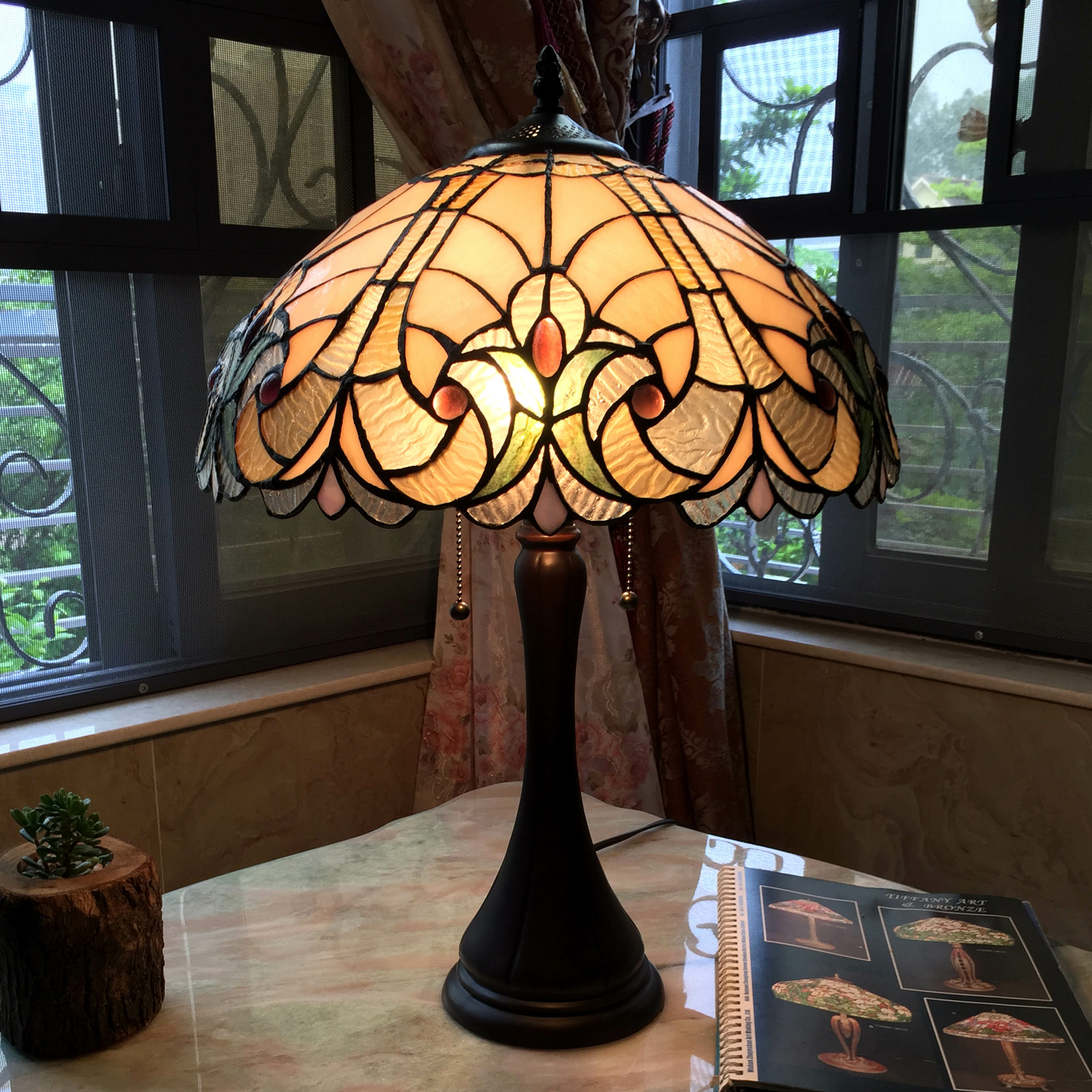 Stela Resin Table Lamp
