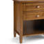 Table de chevet transitionnelle en bois massif Warm Shaker de 61 cm de large, couleur brun doré clair