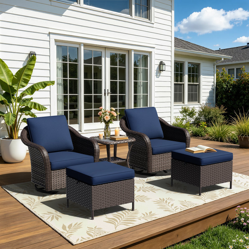 Ensemble de patio extérieur 5 pièces Alderwood en résine tressée PE, comprenant des chaises pivotantes, des poufs et une table d'appoint avec coussins bleus.