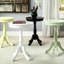 Charmante table d'appoint à piédestal jaune pour le décor du salon-169937814