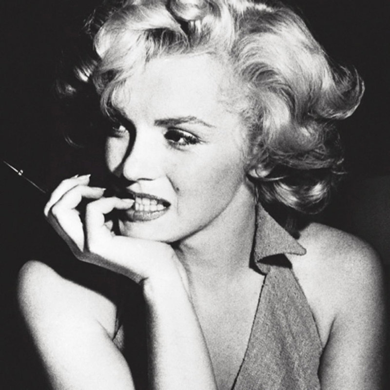 Marilyn Monroe - assis - reproduction de photo sur, H 12 po x l 9 po x P 1,25 po, Papier encadré noir
