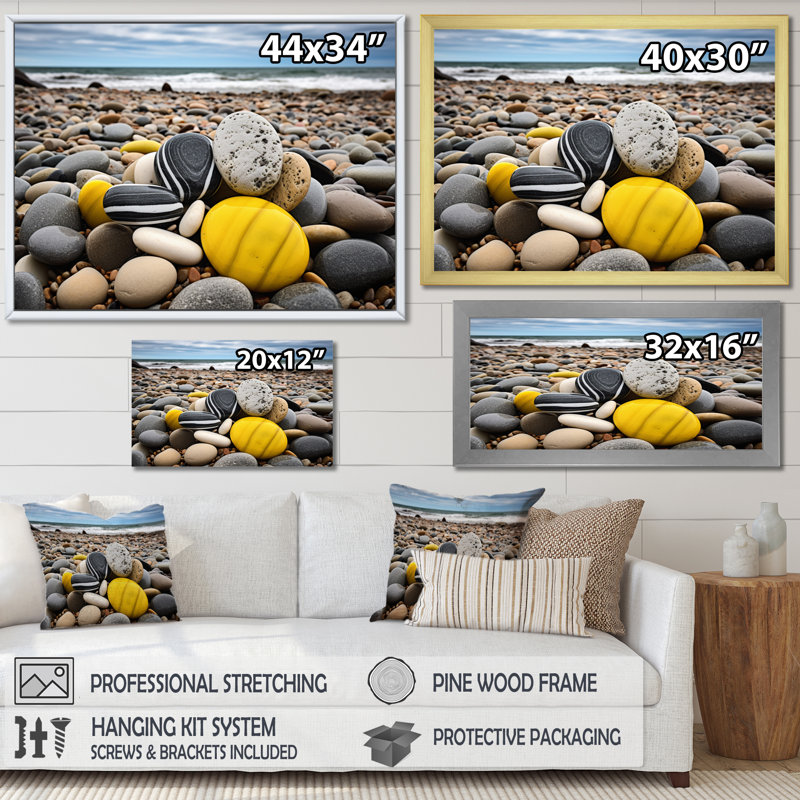Coquillage jaune gris Alyosha sur la plage - plage de sable, Cadre doré à une seule photo, H 24 po x l 32 po x P 1 po