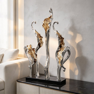 Sculpture de sol abstraite en résine de grande taille (125 cm de hauteur), plaquée argent et or, avec socle en marbre noir, ornement décoratif moderne pour hôtel, salle d'exposition et entrée.