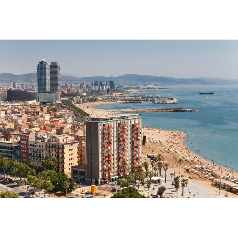 Plage de Barcelone, Espagne par Patrickpoendl - Photographie sur toile tendue, H 32 po x l 48 po