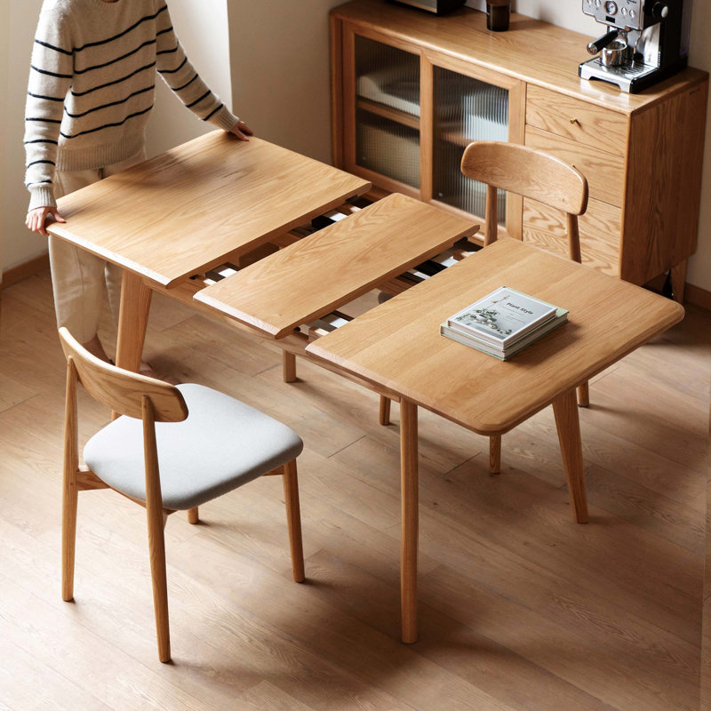 Table de salle à manger extensible en chêne naturel clair de couleur claire, pieds arrondis en diagonale avec glissière en métal, peut accueillir 6 à 8 personnes