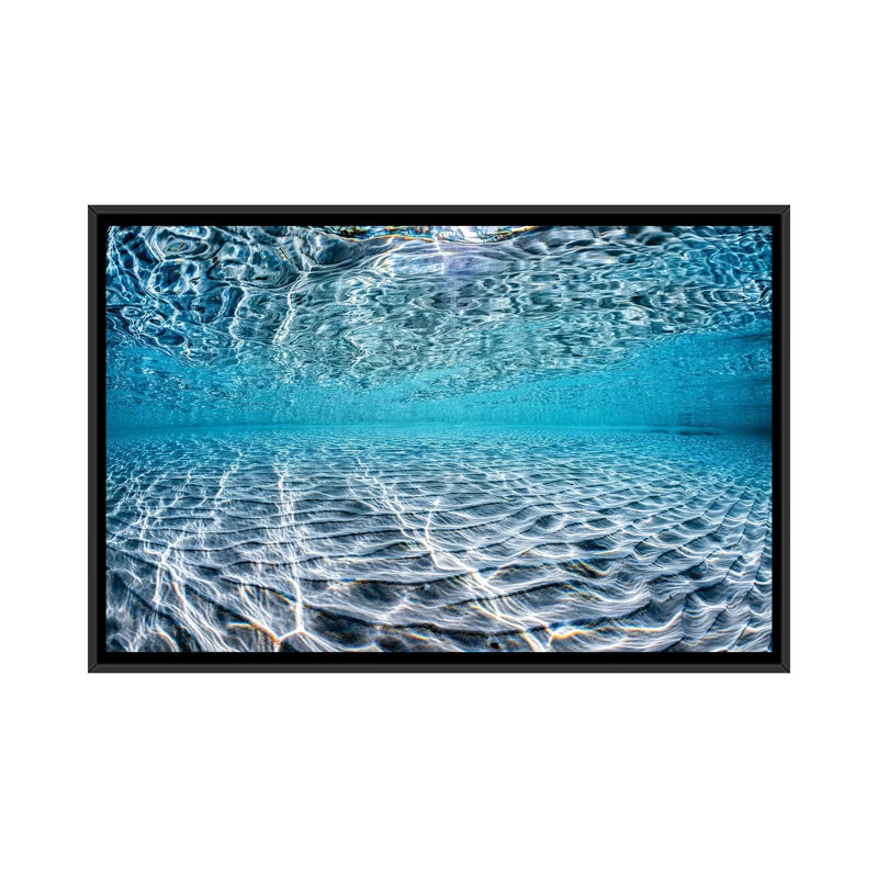 «Lightning Blue Hyams Beach» par Jordan Robins - reproduction de photo, H 32 po x l 48 po x 1,5 po, Toile avec cadre noir