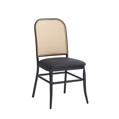 Chaise d'intérieur à structure en métal noir avec dossier en polyester tissé et assise en vinyle noir. L 18 pi x P 20,5 po x H 35 po