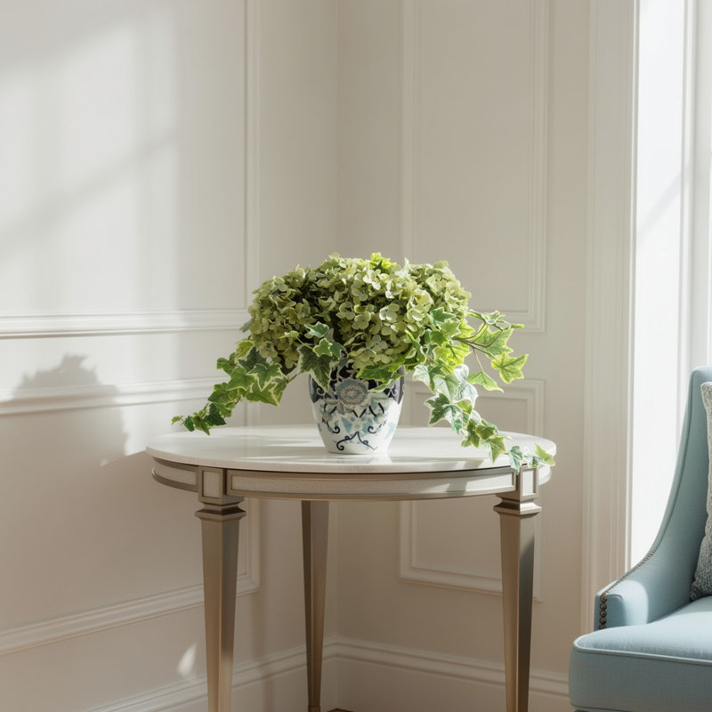 Lierre panaché et hortensia dans un vase décoratif