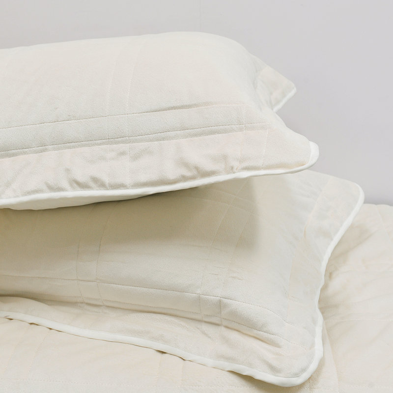 Polyester Plaid Quilt with Pillow Shams Included, White