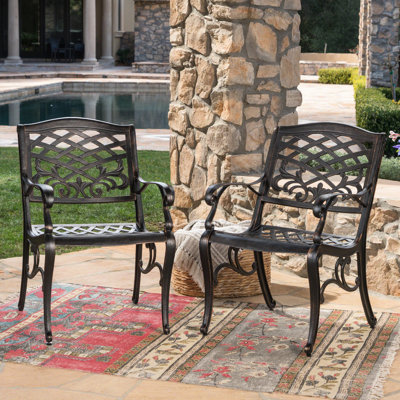 De 2 fauteuils - Pieds traditionnels et accents floraux rouille - structure en aluminium l 26,25 po x P 21,73 po H 34,84 po Assemblage requis 2 motifs à volutes élégants