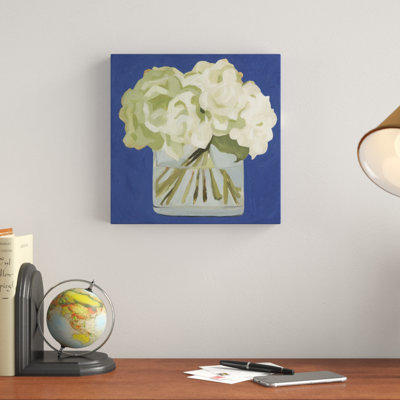 «White Hydrangeas II» par Emma Scarvey - Peinture sur toile