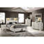Grand lit antique blanc avec éclairage intégré, tête de lit et tiroirs de rangement lisses, poignées en métal, tablettes ouvertes-1702276053