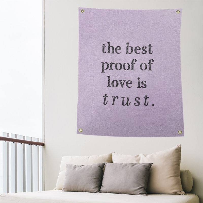 Tapisserie en polyester et citation manuscrite en polyester, H 80 po x l 59 po, Mauve / Noir