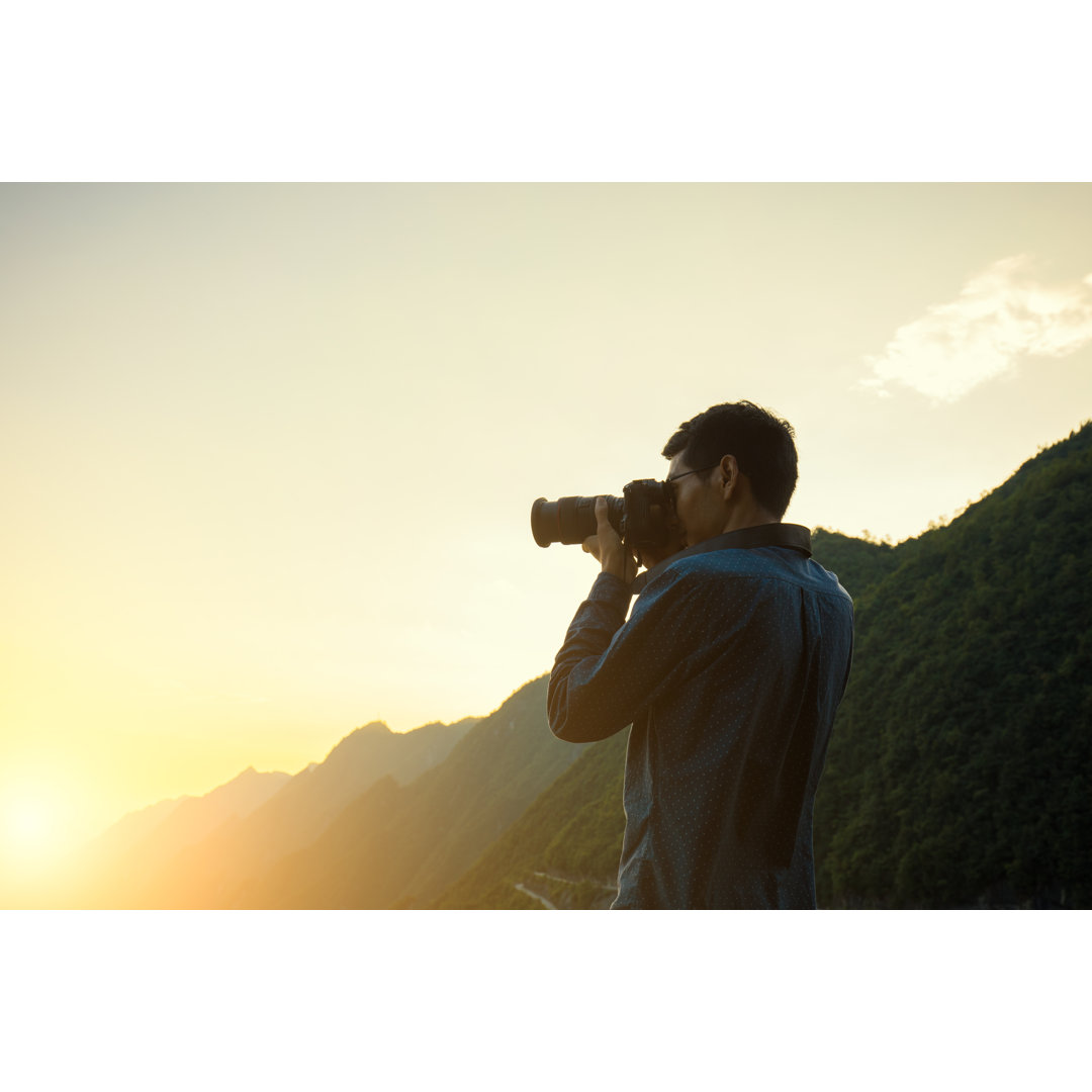 Taking A Photo In The Mountains von Xijian - Kunstdrucke ohne Rahmen auf Leinwand