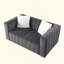 Un canapé-lit moderne sur un Chesterfield traditionnel de couleur grise