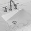 Comptoir de salle de bain en pierre avec lavabo encastré en céramique et trou de robinet