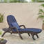 Chaise longue en osier texturée avec coussin, durable et ergonomique pour la détente en plein air