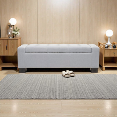 Banc de rangement en tissu gris clair avec surpiqûres gaufrées capitonnées - Siège relevable contemporain pour salon