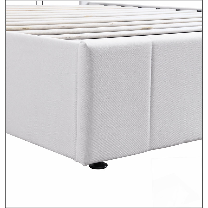 Grand lit plateforme tapissier avec rangement hydraulique, alliant confort et élégance moderne pour une chambre sans encombrement.