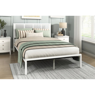 Grand lit en fausse canne avec tête de lit, construction métallique blanche, chambre côtière décontractée, cadre de plateforme sans sommier avec tête de lit blanche, base
