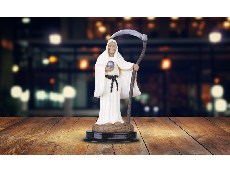Figurine de père Noël tenant une faux 5 "H blanche