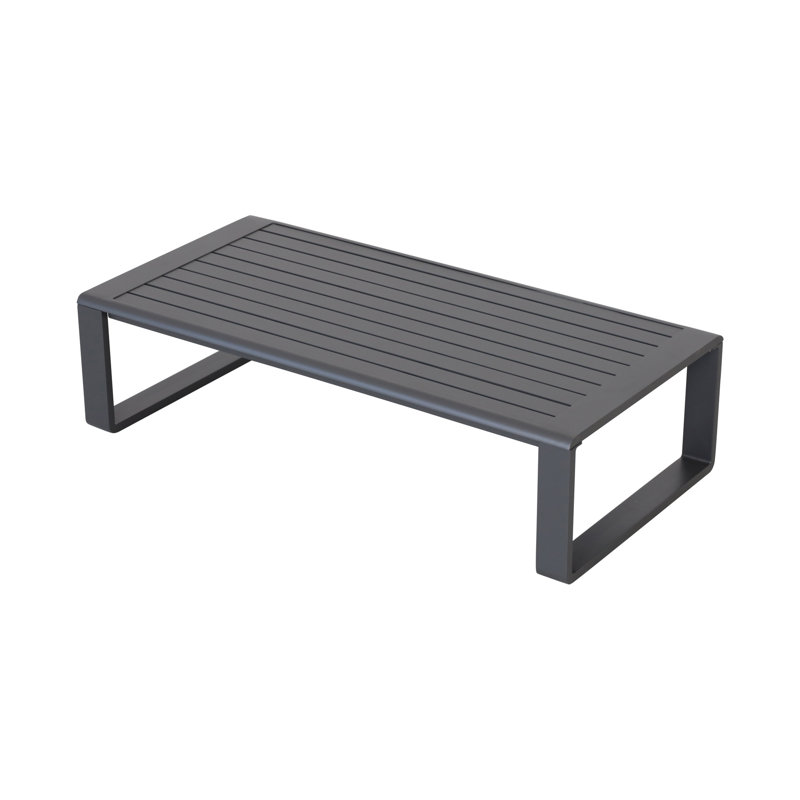 Confortable trois avec table basse rectangulaire, coussin confortable gris, aluminium et coussins