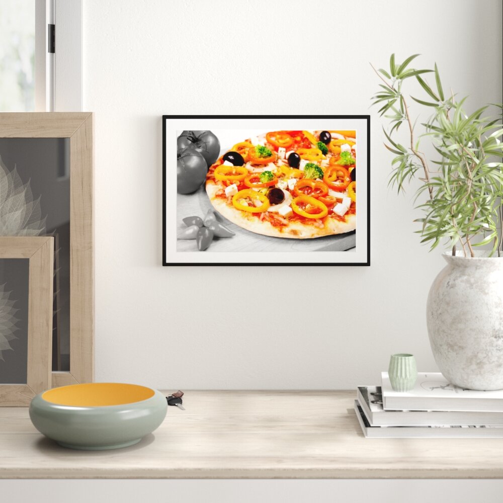 Gerahmtes Poster Pizza mit Oliven und Hirtenkäse