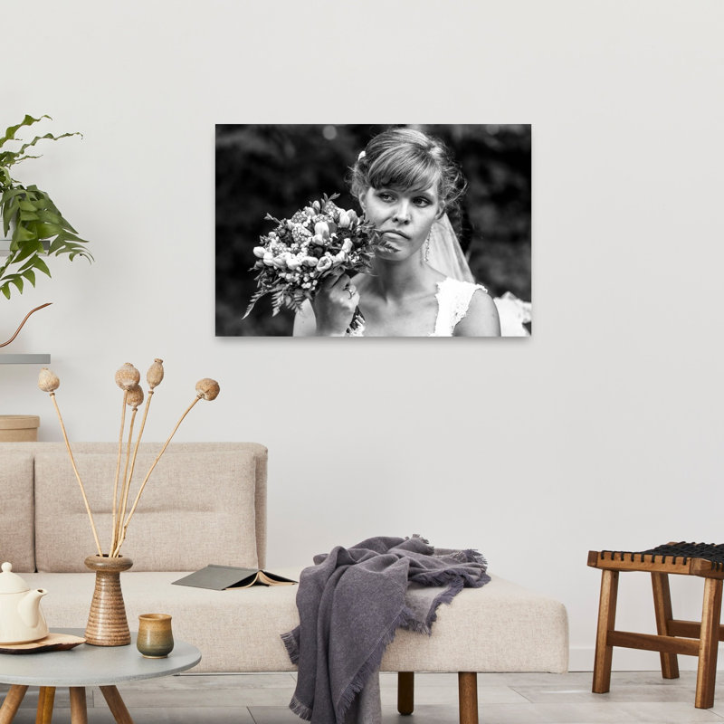 Mariée pensive avec bouquet - Portrait contemporain - Affiche murale florale, 24" H x 36" W