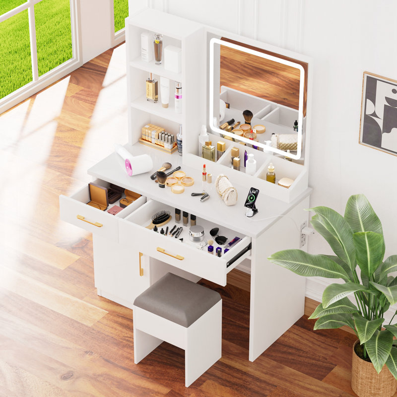 Bureau de maquillage avec miroir et lumières