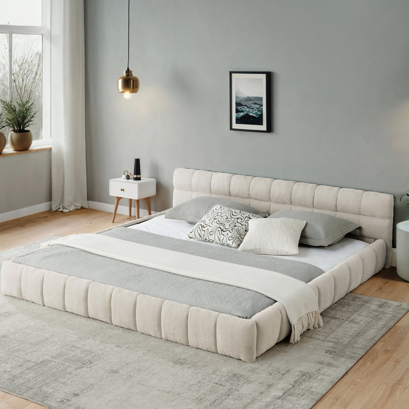 Lit plateforme tapissier très grand beige avec tête de lit moelleuse, chenille épaisse, sans sommier, crée un environnement confortable, conception simple et moderne