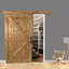 Porte de grange en bois d'aulne avec ensemble de quincaillerie coulissante en bois-102356058