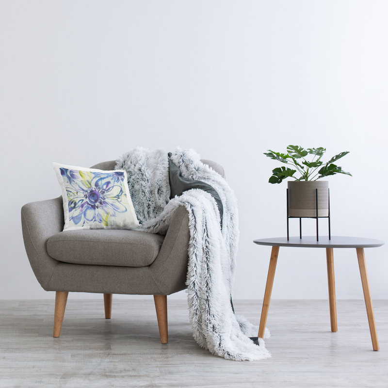 Coussin décoratif imprimé de fleurs bleues modernes par Liz Jardine
